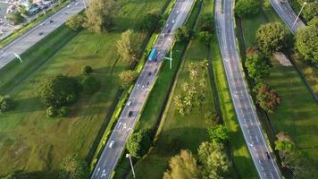 Drohnenblick aus der Luft gleiten und den Autoverkehr hinunterblicken video