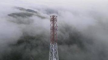 vue aérienne mouvement rapide du nuage de brouillard bas video