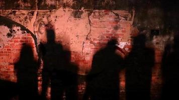 sombra de pessoas refletem na parede velha