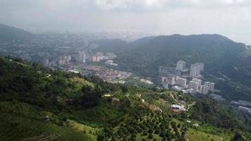 vista aérea plantación de tierras altas de paya terubong. video