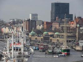 la ciudad de hamburgo en el río elba foto