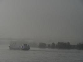 el río rin cerca de wesel por la mañana foto