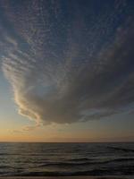 puesta de sol en la playa de zingst foto