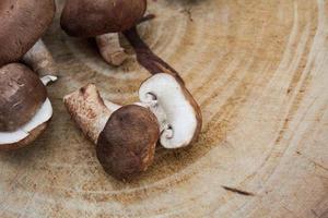 setas shiitake sobre fondo de madera foto