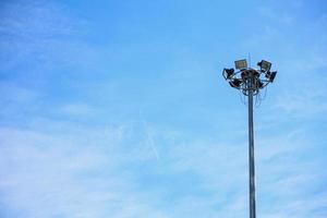 torre de poste de luz con cielo azul foto