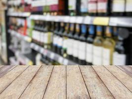 botellas de vino en la estantería de la tienda de vinos foto