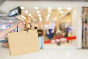 mujer con bolsa de compras en centro comercial foto