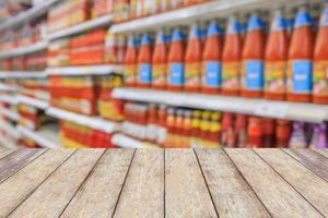 pasillo del supermercado con productos en los estantes foto