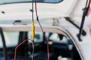 conexión de enchufe con cable de cobre envuelto en cinta instalación de cámara de visión trasera foto