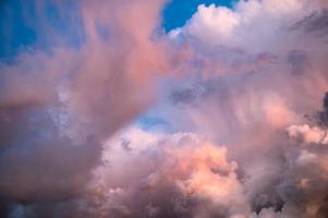 hermoso cielo dramático con nubes coloridas en la noche foto