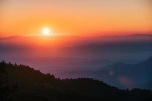 amanecer sobre la montaña con un cielo colorido en la selva tropical en el parque nacional por la mañana foto