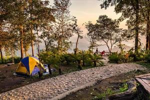 actividad acampar en la montaña escénica en el parque nacional foto