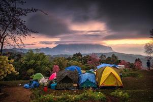 tiendas de campaña turísticas esperando el amanecer en la montaña doi luang chiang dao con bosque nublado y primaveral en el parque nacional foto