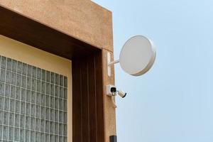 letrero de tienda vacío y cámara cctv colgada en el edificio de la esquina de la tienda foto