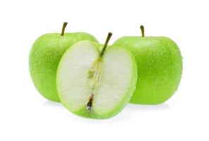 manzana verde con gota de agua aislado sobre fondo blanco. foto