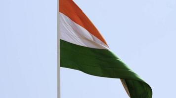 bandera india ondeando alto con orgullo en el cielo azul, bandera india ondeando, bandera india el día de la independencia y el día de la república de la india, tiro inclinado, ondeando la bandera india, banderas indias ondeando