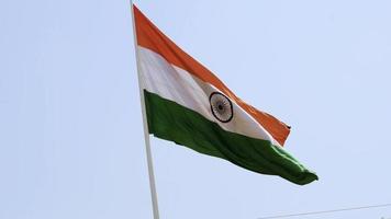 bandera india ondeando alto con orgullo en el cielo azul, bandera india ondeando, bandera india el día de la independencia y el día de la república de la india, tiro inclinado, ondeando la bandera india, banderas indias ondeando