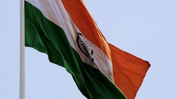 Indien flagga vajar högt med stolthet över blå himmel, Indien flagga vajar, indiska flaggan på självständighetsdagen och republikens dag i Indien, tilt up shot, viftande indiska flaggan, flaggor i Indien video