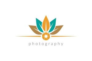 hojas y lentes con el logotipo de fotografía de tema rústico de color natural vector
