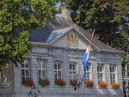 la ciudad de maastricht en el río maas en los países bajos foto