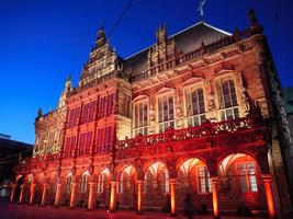 la ciudad de bremen en la noche foto