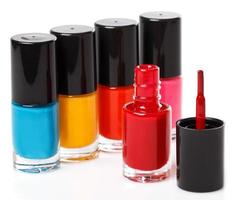 botellas con un colorido esmalte de uñas foto