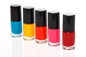 botellas con un colorido esmalte de uñas foto