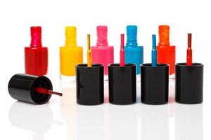 botellas con un colorido esmalte de uñas foto