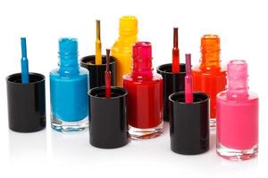 botellas con un colorido esmalte de uñas foto