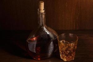 botella y vaso con whisky foto