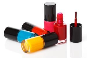 botellas con un colorido esmalte de uñas foto