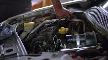 mecânico de automóveis repara tubos de sistema de combustível do veículo defeituoso video