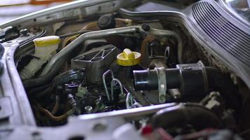 prueba de fugas de tubería del sistema de combustible del motor del vehículo defectuoso en el taller de reparación de automóviles video