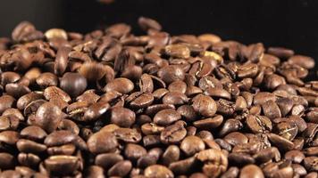 grains de café torréfiés avec de la fumée video