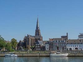 la ciudad de maastricht en el río maas foto