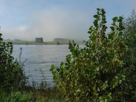 el río rin cerca de wesel por la mañana foto