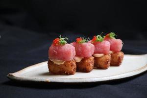 primer plano de plato de sushi foto