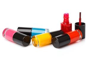 botellas con un colorido esmalte de uñas foto