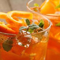 limonada refrescante con naranjas y menta