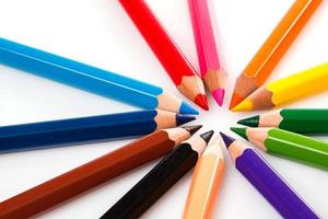 lápices multicolores sobre fondo blanco foto