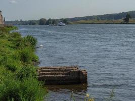 maastricht y kessel en el río maas foto