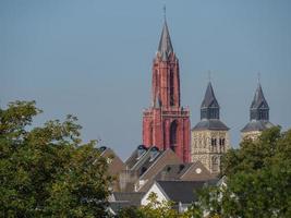 la ciudad de maastricht en el río maas en los países bajos foto