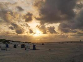 puesta de sol en la playa de juist foto