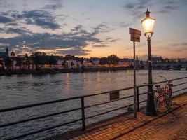 la ciudad de maastricht en el río maas foto