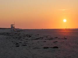 puesta de sol en la isla de juist foto