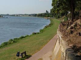 maastricht y kessel en el río maas foto