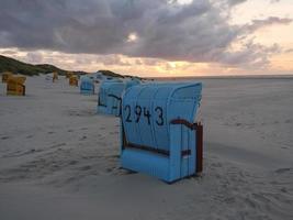 puesta de sol en la playa de juist foto