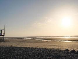 puesta de sol en la playa de juist island foto