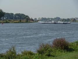 maastricht y kessel en el río maas foto