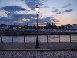 maastricht y kessel en el río maas foto